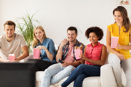 快乐的朋友家里看电视吃爆米花图片
