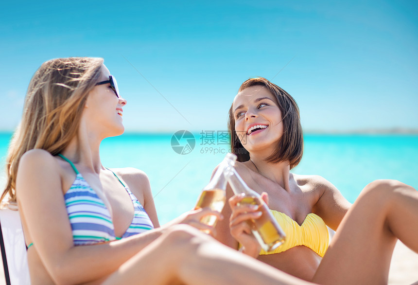 女人海滩上喝日光浴图片