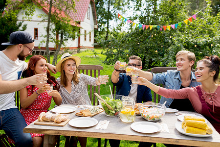 夏天,假期,庆祝人食物的快乐的朋友花园聚会叮当的眼镜快乐的朋友夏天的花园里聚会背景图片