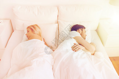 人,关系困难,冲突家庭观念夫妇睡家里睡觉夫妇家睡床上图片