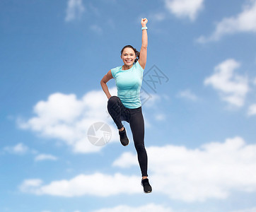 女人空中跳跃图片