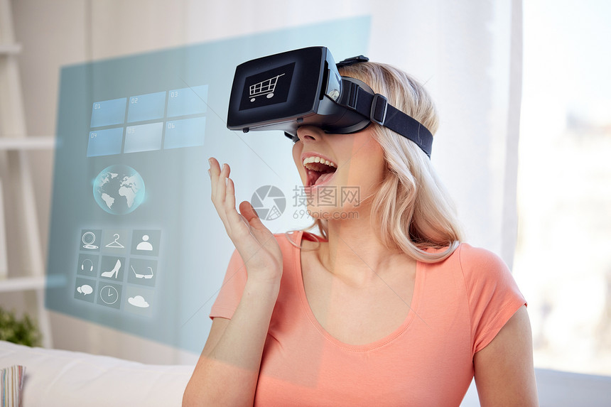 技术,增强现实,网络,电子商务人们的快乐惊讶的轻妇女家里的虚拟耳机3D眼镜与购物车菜单图标的屏幕投影女图片