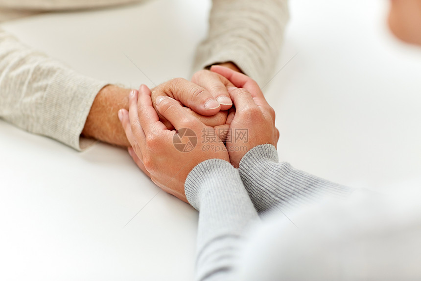 老,支持,慈善,护理人的亲密的老男子轻妇女牵手紧紧抓住老人轻女人的手图片