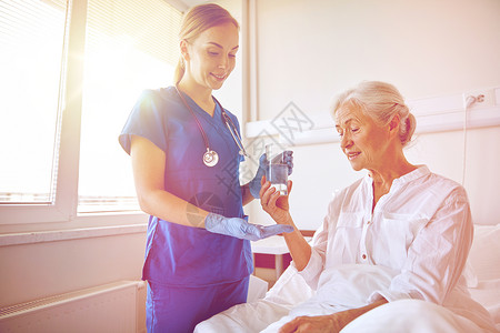 医学,龄,保健人的护士给老年女子医院病房的药物水护士给医院的老年女子吃药图片