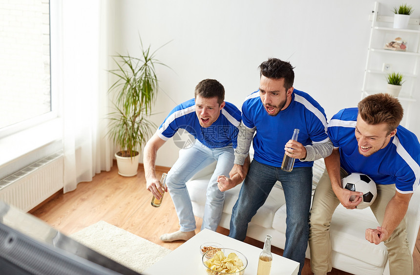 友谊,运动,人娱乐活动的快乐的男朋友球迷带着啤酒薯片家看足球朋友球迷家看足球图片