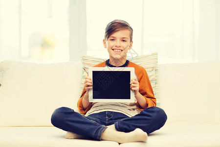 休闲,儿童,技术,广告人的微笑男孩与平板电脑家里微笑的男孩,家里平板电脑图片