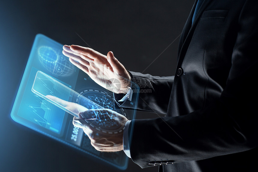 商业,人未来的技术商人的手与透明平板电脑虚拟屏幕投影黑色背景用透明平板电脑商人图片