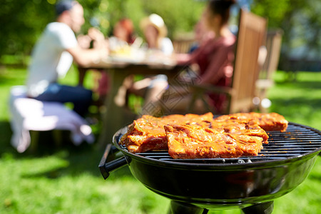 休闲,食物,人假日肉类烹饪烧烤烧烤夏季聚会夏季派上烧烤烤架上饭图片