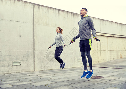 健身,运动,人,锻炼生活方式的男人女人跳绳户外男人女人户外用跳绳锻炼图片