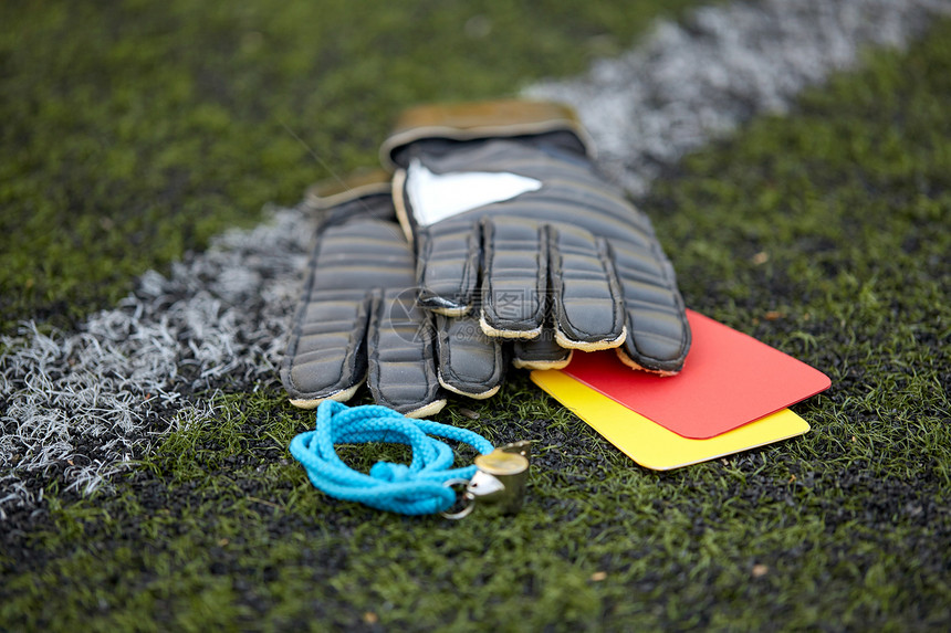 运动,足球游戏手套,守门员裁判哨子足球场上的警告卡足球场上的手套哨子警告卡图片