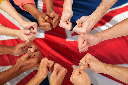 移民英国国际移民主义种族人的双手英国背景下竖大拇指国际人民的手竖大拇指背景