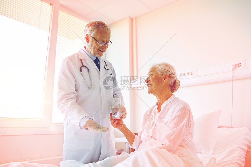 医学,龄,保健人的医生给老年女子医院病房的药物水医生给医院的老年女子吃药图片