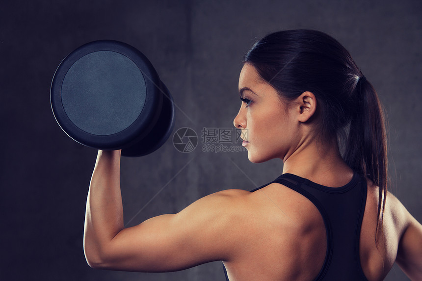 健身,运动,锻炼,训练人的轻的女人健身房用哑铃弯曲肌肉轻女子健身房用哑铃弯曲肌肉图片