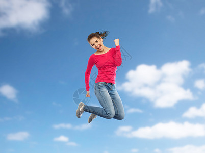 幸福,自由,运动人的微笑的轻女人蓝天背景上跳跃微笑的轻女人空中跳跃图片