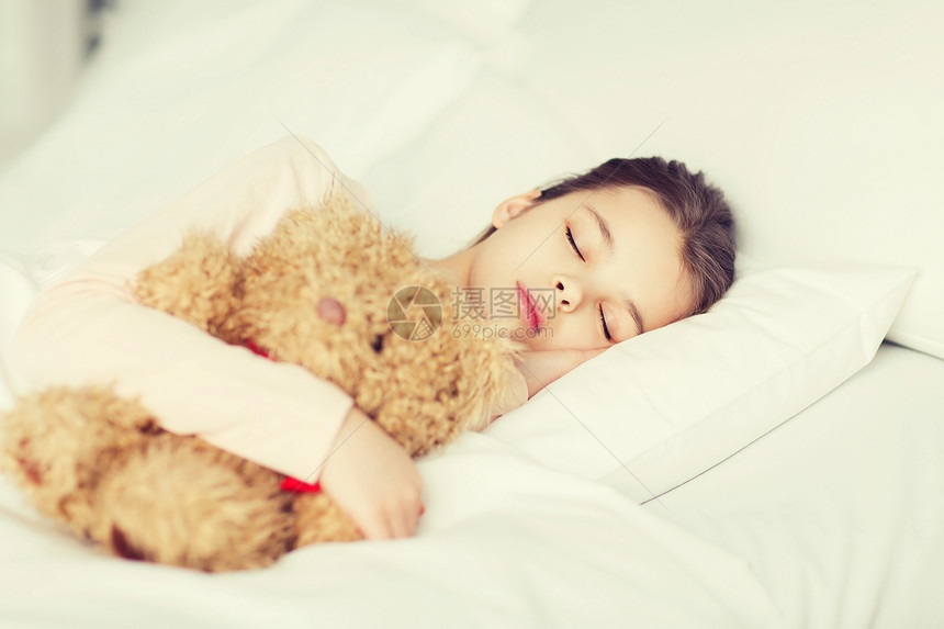 人,童,休息舒适的女孩睡家里的泰迪熊玩具床上女孩泰迪熊玩具睡家里的床上图片