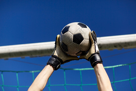 体育人足球运动员守门员蓝天上的足球球门上手接球守门员天空上的足球进球背景图片