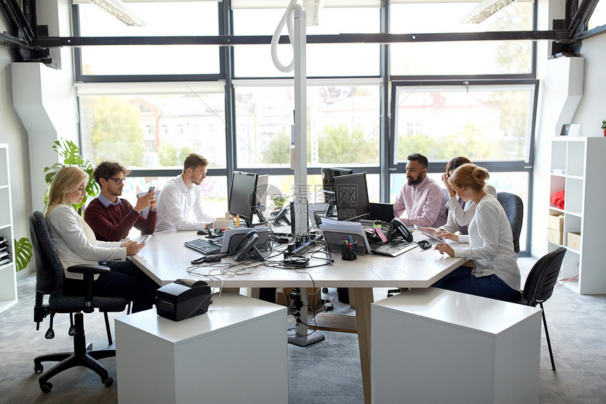 公司,技术人的业务队与智能手机电脑办公室工作电脑办公室工作的商业队图片
