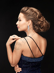 穿着晚礼服的漂亮女人戴着钻石耳环戴钻石耳环的女人图片