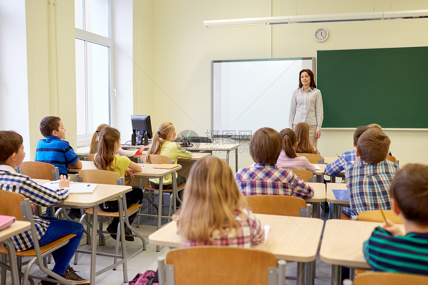 教育,小学,学人的群孩子学生与老师课堂上群教室里老师的学校孩子图片