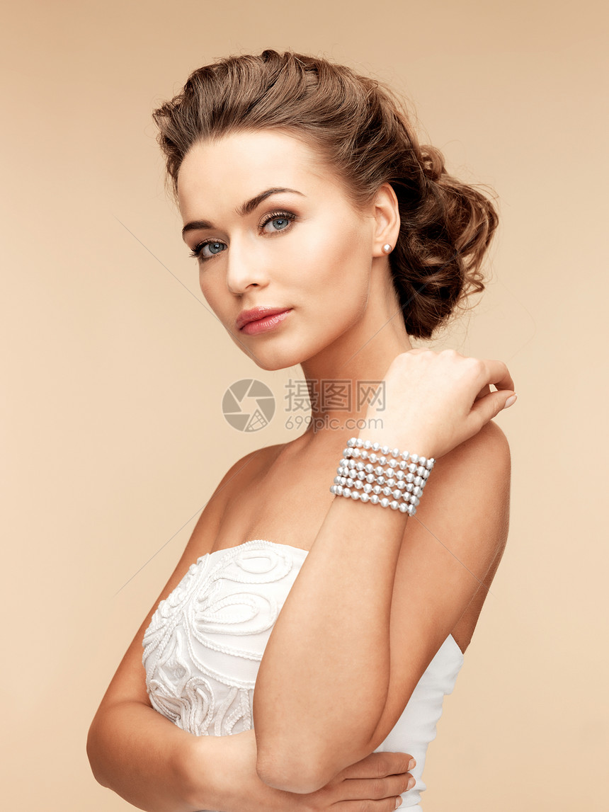 美丽的新娘戴着珍珠耳环手镯带珍珠耳环手镯的女人图片