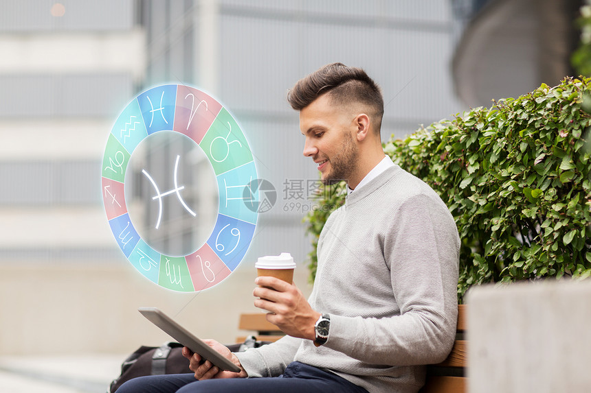 商业,占星术,技术人的创造的人与平板电脑双鱼座生肖,喝咖啡纸杯坐城市街道长凳城市里平板电脑咖图片