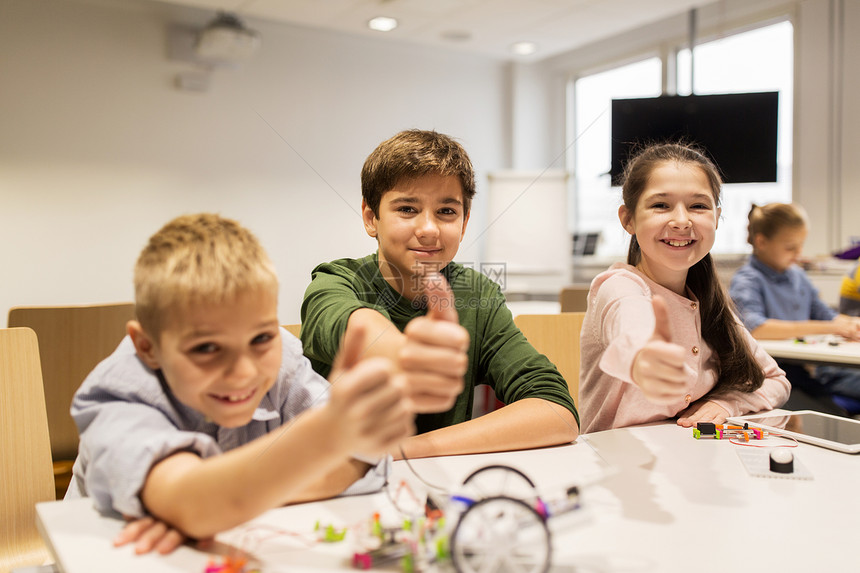 教育,儿童,技术,科学人的群快乐的孩子机器人学校的课上建造机器人,并竖大拇指快乐的孩子们机器人学校建造机器人图片