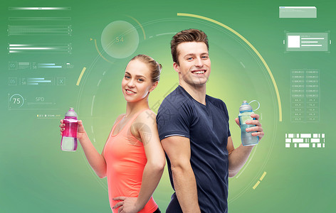 运动,健身,技术人的快乐的运动男女与水瓶绿色背景带着水瓶的男男女女图片