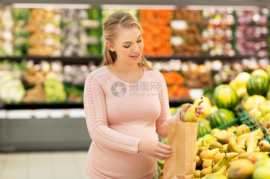 销售,购物,食物,怀孕人们的快乐的孕妇购买梨,并将它们放入纸袋杂货店超市孕妇带着袋子杂货店买梨图片