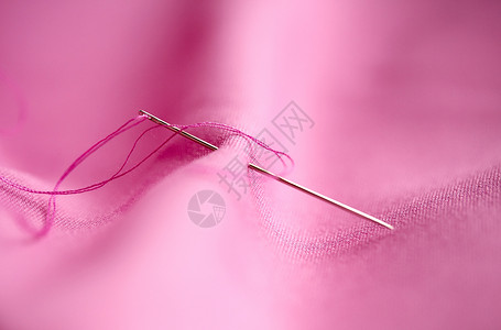 缝纫裁剪缝纫针与线卡粉红色物缝纫针与线粘粉红色物上背景图片