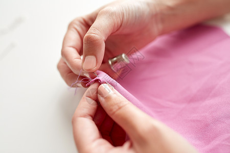 人,针线,缝纫裁剪裁缝妇女与线针线缝合物件女人用针缝布片背景图片