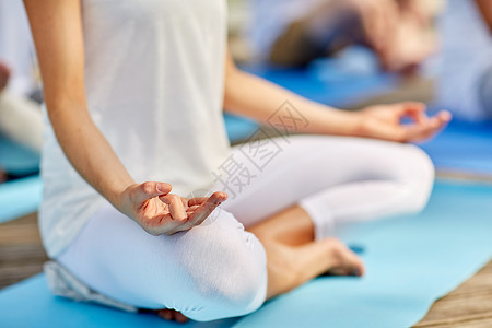 健身,运动,瑜伽,人健康的生活方式近距离的女人冥想轻松的坐姿亲密的女人冥想轻松的坐姿背景图片