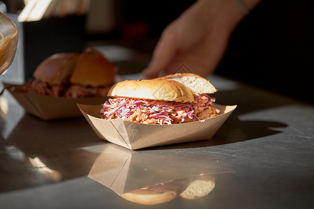 快餐健康的饮食汉堡包次纸盘桌子上桌上次纸盘里的汉堡包图片