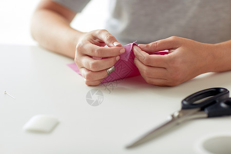 人,针线,缝纫裁剪裁缝妇女与线针线缝合物件女人用针缝布片图片