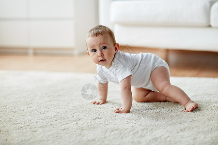 地上爬的小婴儿房间尿布蹒跚学步的孩子高清图片