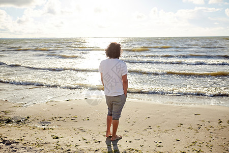 人,休闲自然的轻人夏天的海滩上看海夏天海滩上的轻人看着大海图片