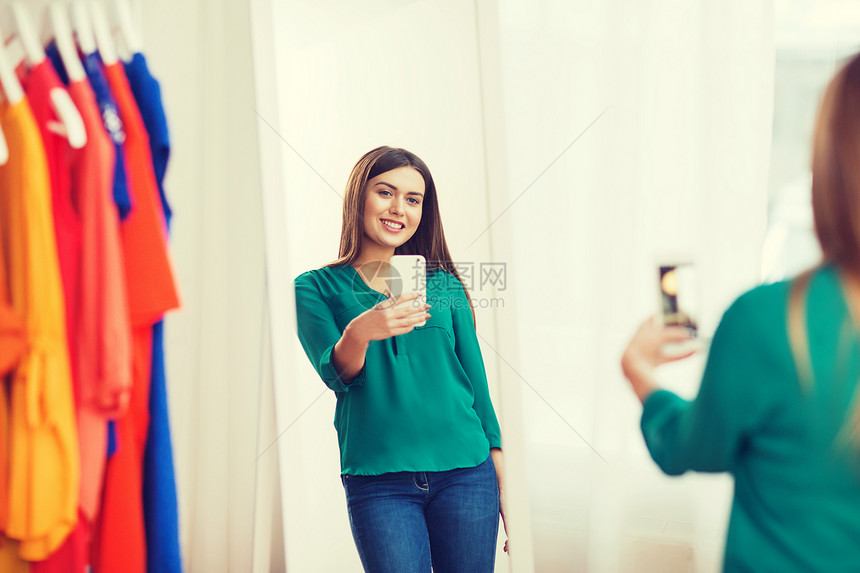 服装,时尚,风格,技术人的快乐的女人与智能手机采取镜子自拍家衣柜智能手机的女人家自拍图片