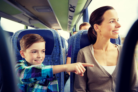 旅游,家庭,技术人的快乐的母亲儿子乘坐旅游巴士快乐的家庭乘坐旅行巴士图片