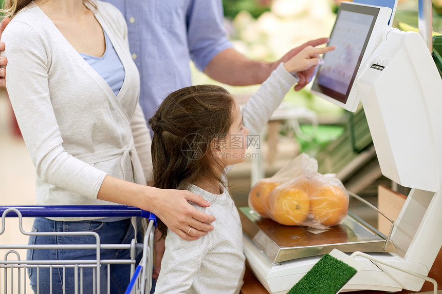 购物,销售,消费主义人们的幸福的家庭与孩子杂货店称重橘子家杂货店里秤橘子图片