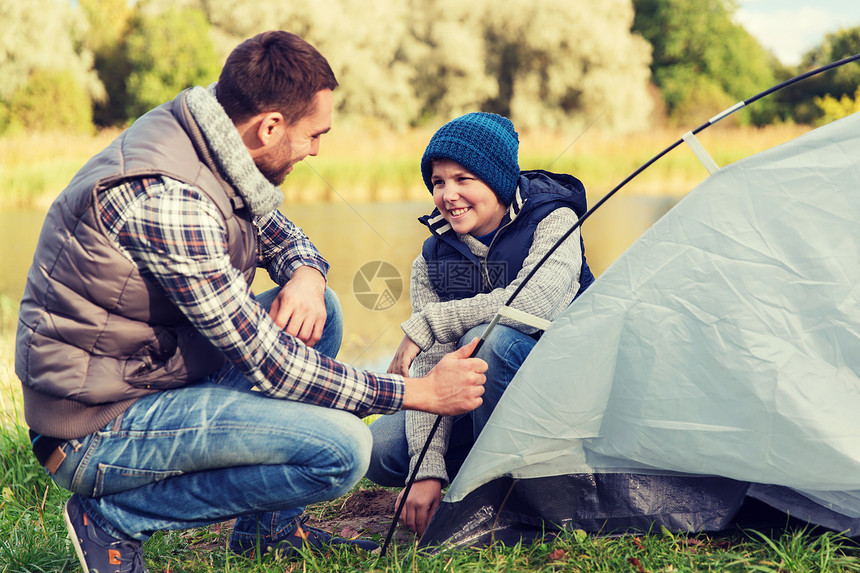 野营,旅游,远足,家庭人的快乐的父子户外搭帐篷快乐的父子户外搭帐篷图片