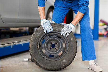 汽车服务,维修,维护人的汽车技工与车轮轮胎车间汽车车间车轮轮胎机械师图片