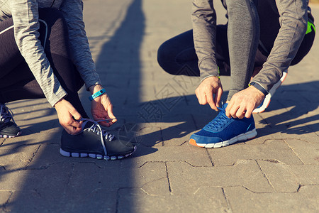 健身,运动,友谊生活方式的亲密的夫妇绑鞋带户外户外系鞋带的情侣图片
