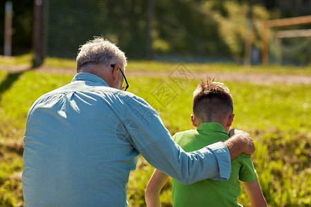 家庭,世代,关系人的祖父孙子拥抱户外祖父孙子拥抱户外图片