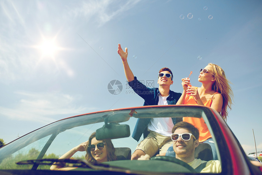 休闲,公路旅行,旅游人的快乐的朋友驾驶敞篷车沿着乡村道路泡泡朋友们开车泡泡图片