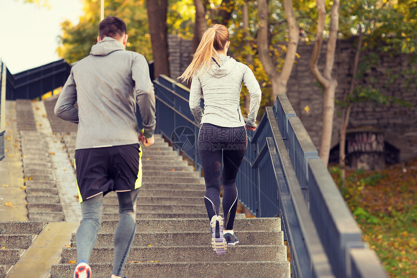 健身,运动,人生活方式的夫妇城市公园楼上跑步夫妇城市公园楼上跑图片