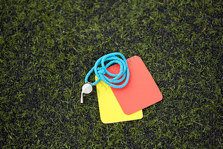 运动,足球比赛裁判哨子警告卡足球场上足球场上的裁判哨子警告牌图片