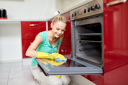 人,家务家务快乐的女人清洁厨房炊具快乐的女人家里厨房清洁炊具图片