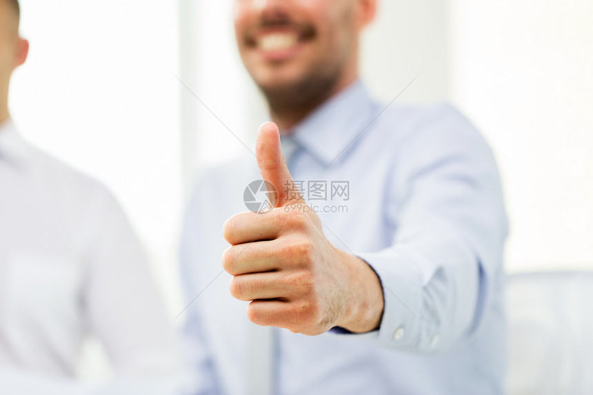 商业,人,成功手势微笑的商人办公室竖大拇指的手微笑的商人的手竖大拇指图片