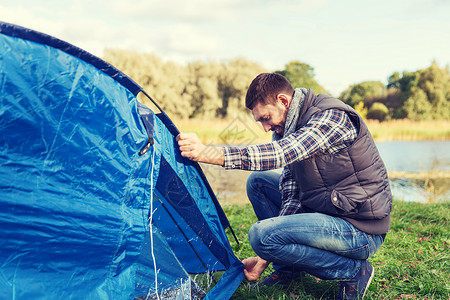野营,旅游,远足人们的快乐的人户外搭帐篷快乐的人户外搭帐篷图片