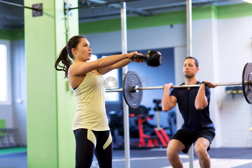 运动,健身,举重,生活方式人的男人女人健身房锻炼水壶杠铃健身房锻炼体重的男人女人图片