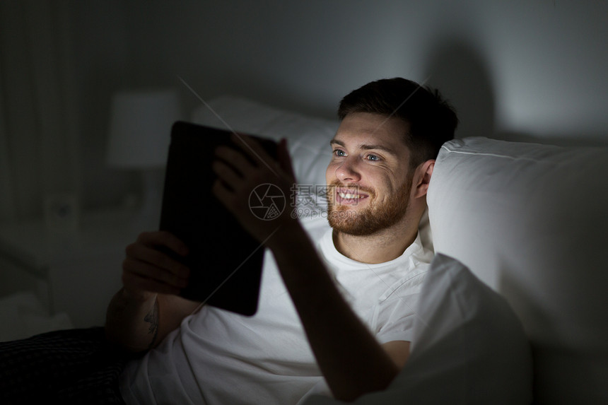 技术互联网通信人的快乐的轻人,晚上家里的卧室床上用平板电脑轻人家里卧室的床上平板电脑图片